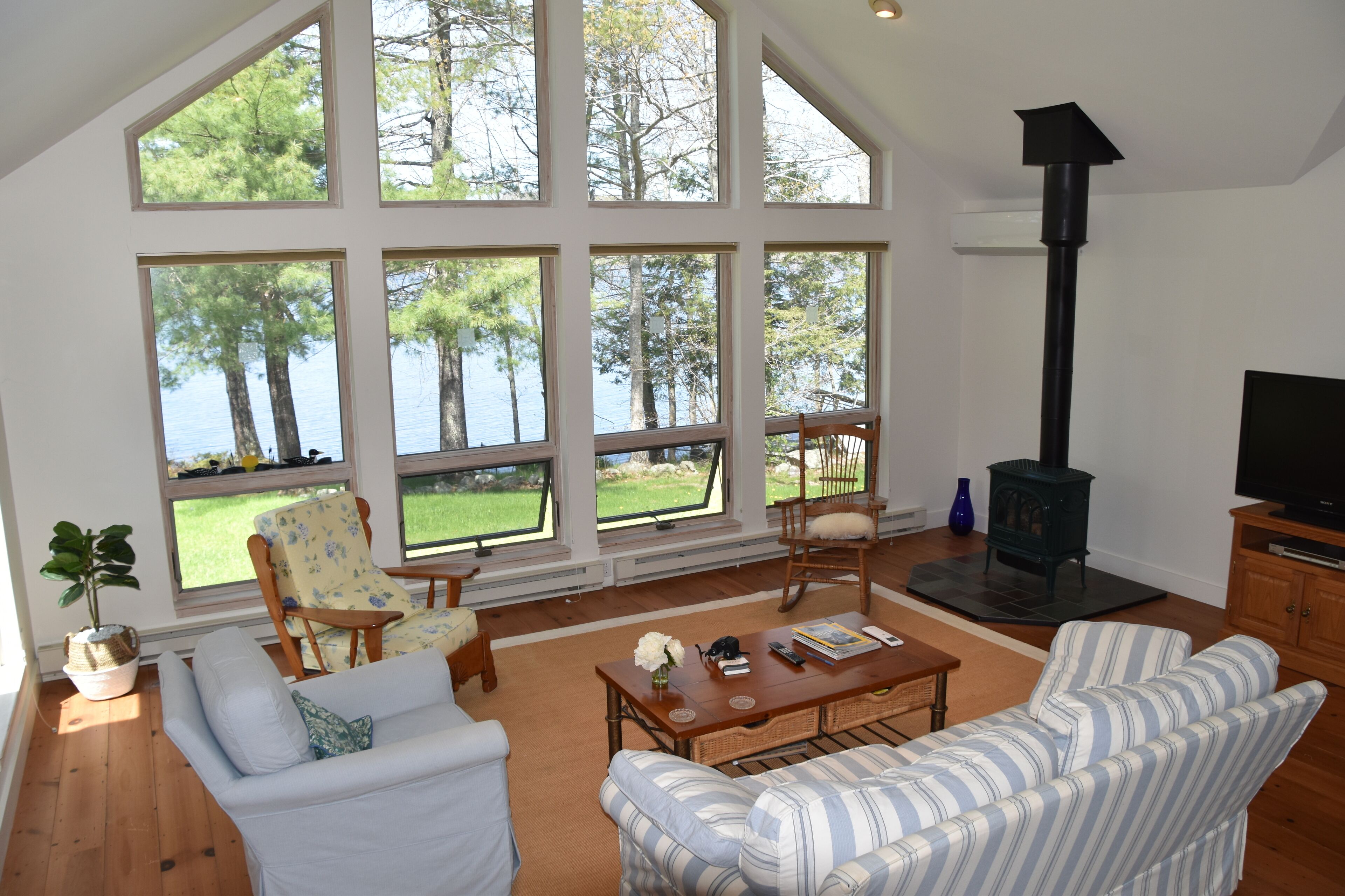 Inviting lakeside spot with stunning sunsets in Midcoast Maine