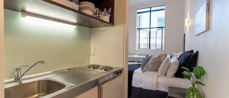 Appartement | Cuisine privée | Mini réfrigérateur, micro-ondes, plaque de cuisson, cafetière/bouilloire