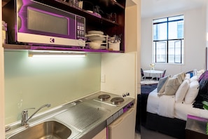 Apartment | Private kitchen | Mini-fridge, microwave, stovetop, coffee/tea maker - Bright CBD Studio -Near SkyTower-WiFi (Auckland)