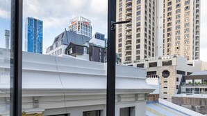 Um edifício moderno com fachada branca, janelas amplas e telhado plano.
