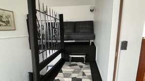 A compact room with a bunk bed, a small desk, and a patterned rug. - Studio (Miraflores)