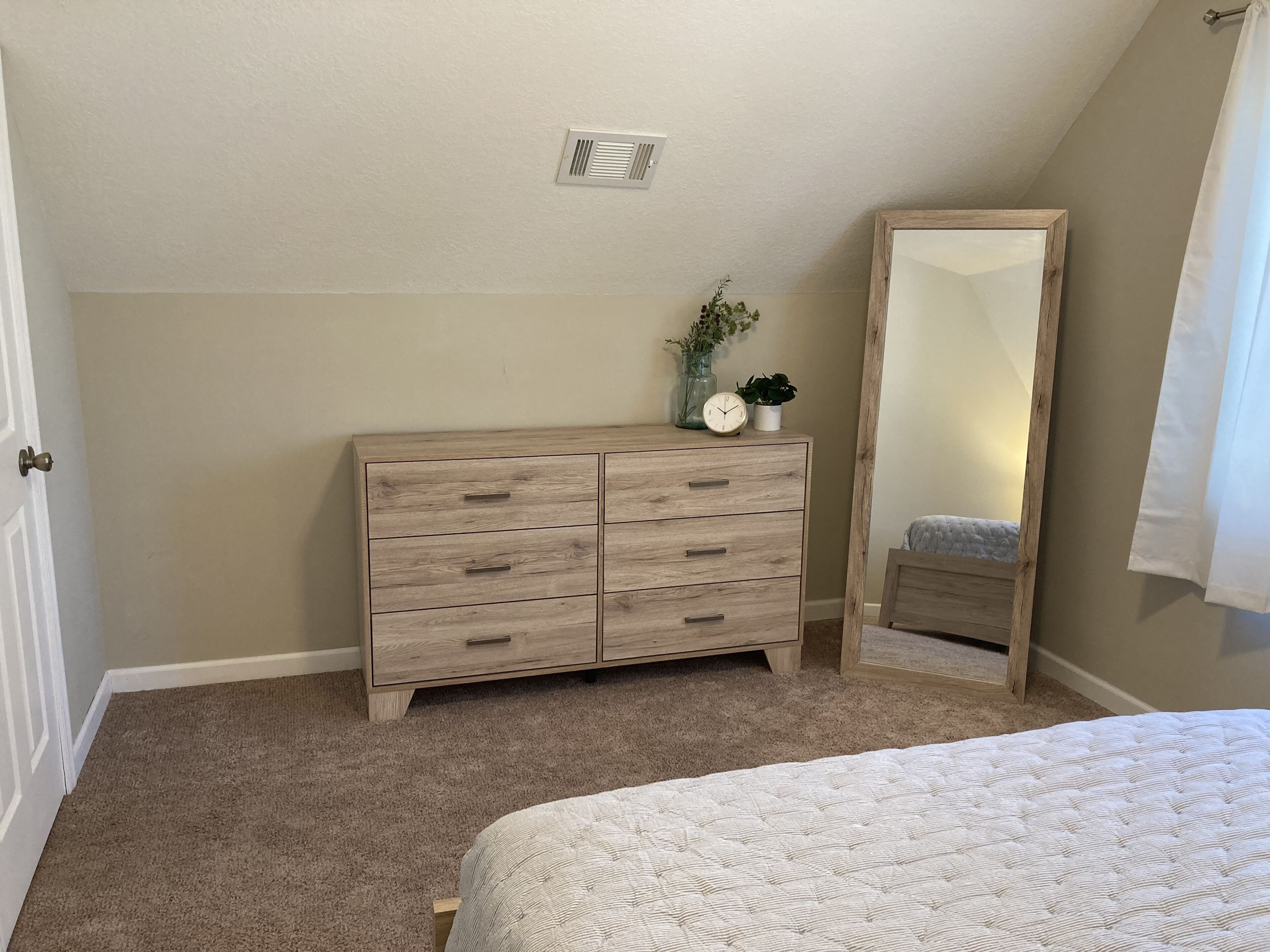 Cozy Lakeside Cottage With Beach-Front and Dock Access