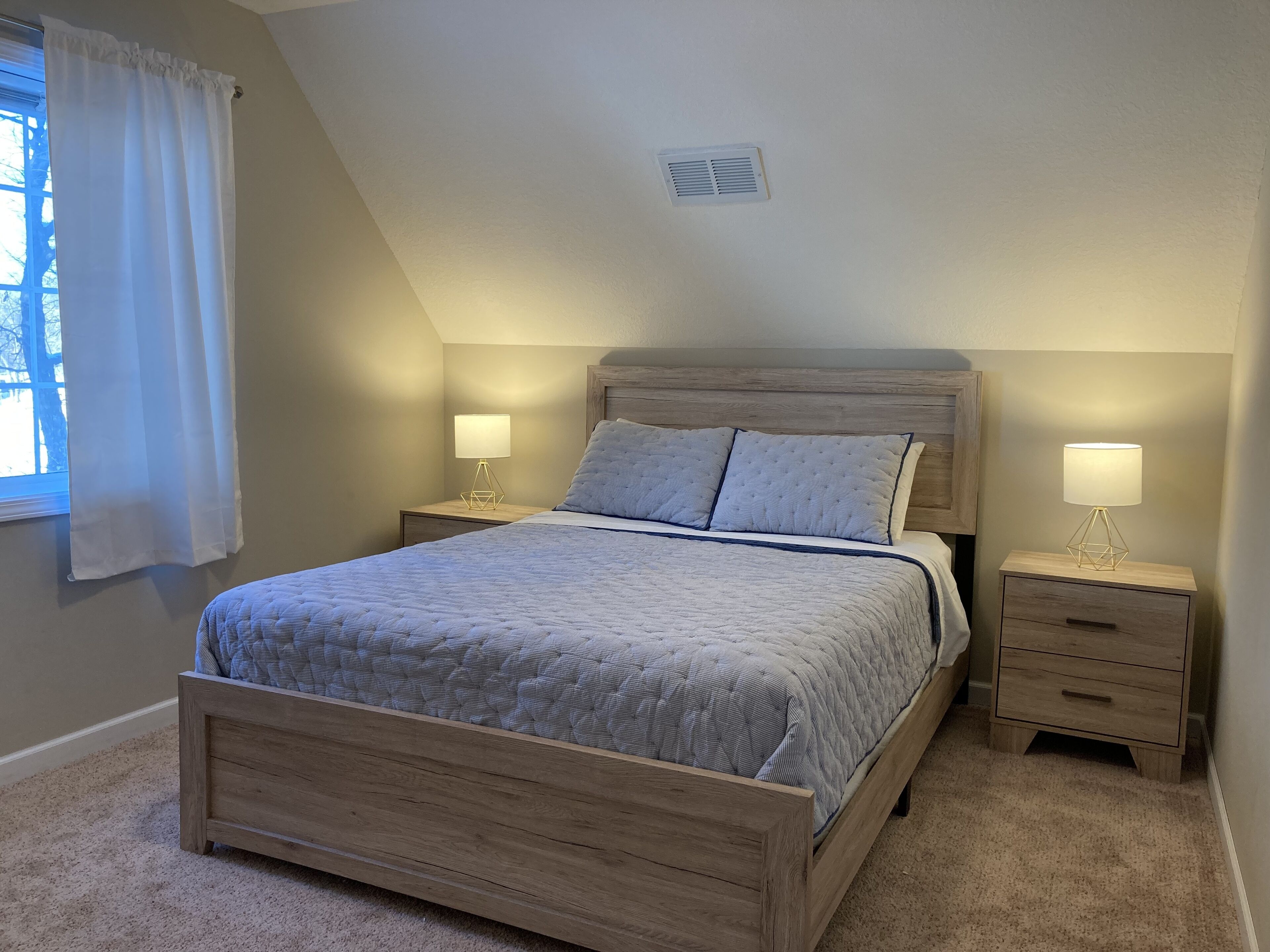 Cozy Lakeside Cottage With Beach-Front and Dock Access