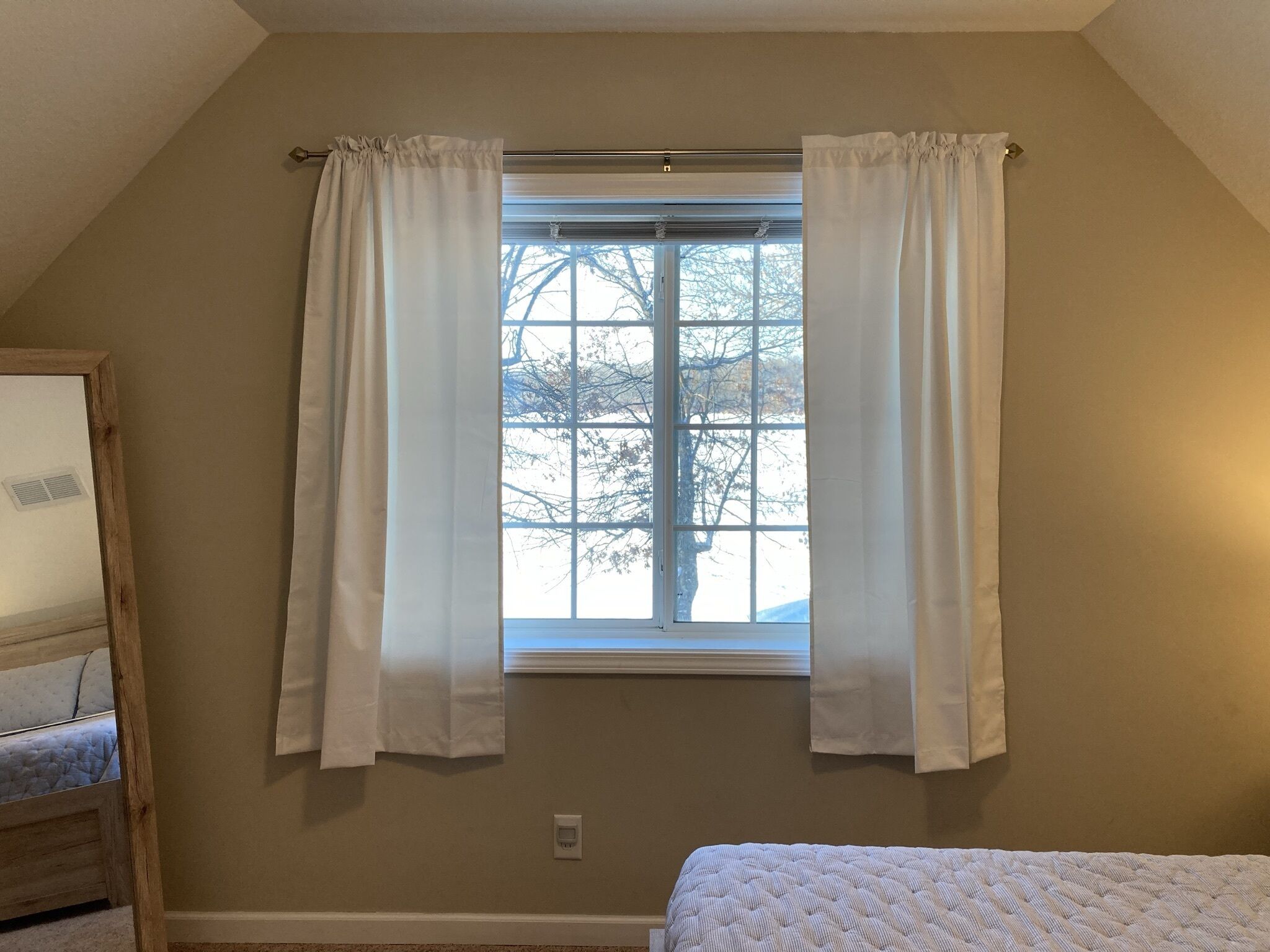 Cozy Lakeside Cottage With Beach-Front and Dock Access