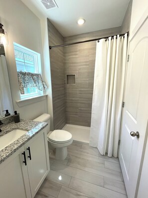 Suihkun ja ammeen yhdistelmä, hiustenkuivaaja, pyyhkeet, saippua