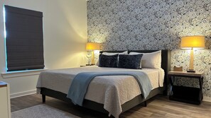 3 makuuhuonetta, työpöytä, silitysrauta/-lauta, vauvan matkasänky