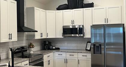 Spacious, modern downtown cottage for you, your peeps and pup!