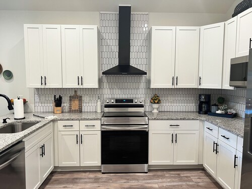 Fall in love w/downtown Pensacola! Spacious modern cottage for you and your pup!