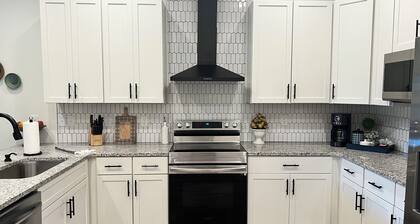 Fall in love w/downtown Pensacola! Spacious modern cottage for you and your pup!