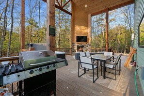 Outdoor dining - Private Creek + Pool | Dogs Welcome | Sleeps 10 (Broken Bow)