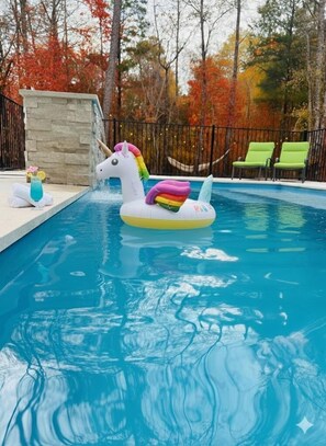 A heated pool - Private Creek + Pool | Dogs Welcome | Sleeps 10 (Broken Bow)