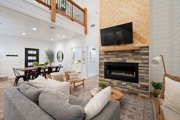 TV connectée, cheminée, livres