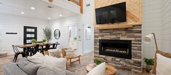 2 King Suites l Private Creek l Heated Pool l Dogs