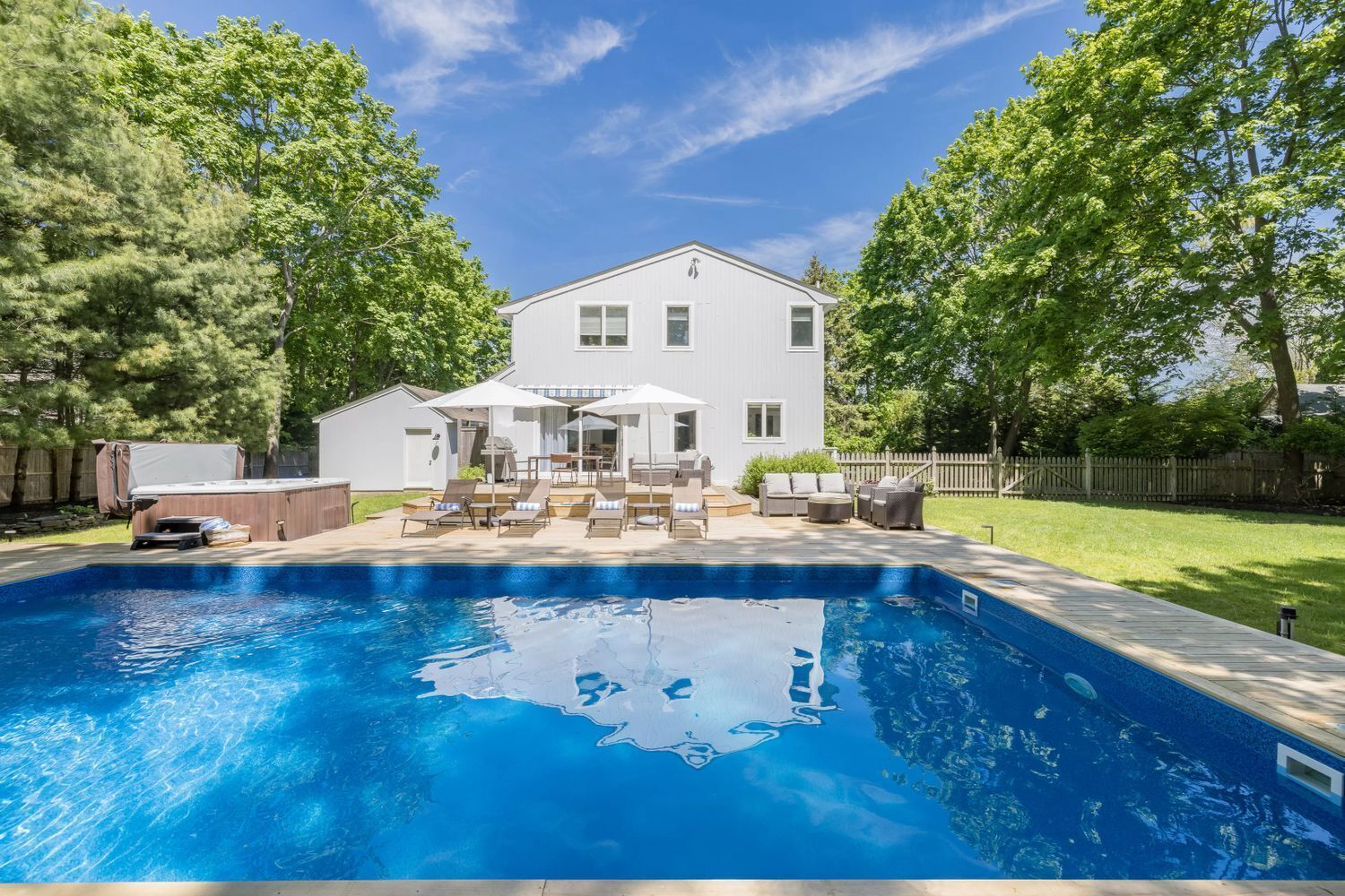 Immaculate beach-chic 4 bed with 20 x 40' heated pool and hot tub!