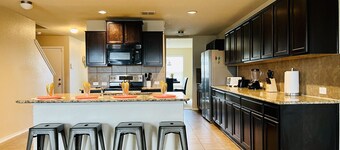 San Antonio home near BMT, Riverwalk, Alamo, and Sea World