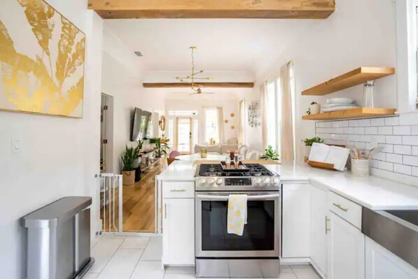 冰箱、微波炉、烤箱、炉灶