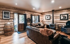Smart TV, fireplace, video games - Cuan Den Log Cabin - Book Now for a Unique High Country Summer Getaway! (Sawmill Settlement)