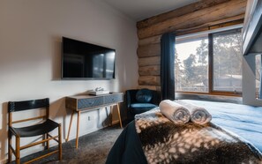 2 bedrooms, iron/ironing board, travel crib, free WiFi - Cuan Den Log Cabin - Book Now for a Unique High Country Summer Getaway! (Sawmill Settlement)
