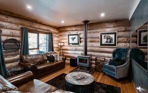 Smart TV, fireplace, video games - Cuan Den Log Cabin - Book Now for a Unique High Country Summer Getaway! (Sawmill Settlement)
