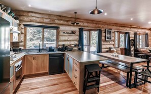 Fridge, microwave, oven, stovetop - Cuan Den Log Cabin - Base Of Mt Buller - Book Now For Winter! (Sawmill Settlement)