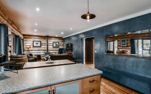 Smart TV, fireplace, video games - Cuan Den Log Cabin - Book Now for a Unique High Country Summer Getaway! (Sawmill Settlement)