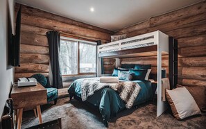 2 chambres, fer et planche à repasser, lit de bébé portatif