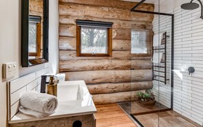 Shower, hair dryer, towels, toilet paper - Cuan Den Log Cabin - Book Now for a Unique High Country Summer Getaway! (Sawmill Settlement)