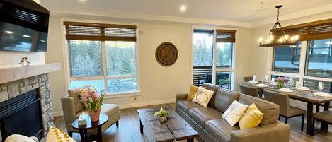 Una televisión, una chimenea