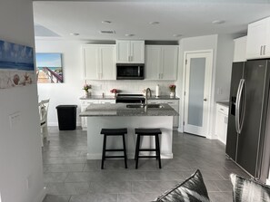 冰箱、微波炉、烤箱、炉灶