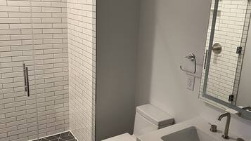 Combined shower/tub