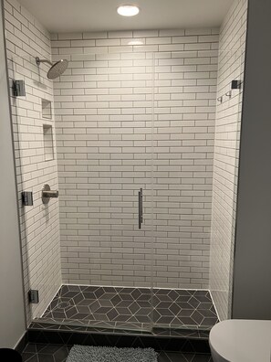 Combined shower/tub