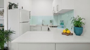 Coffee/tea maker, fridge, microwave, oven