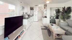 Un apartamento moderno con cocina, sala de estar y comedor.