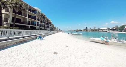 Oceanview Sunset Beach, Paddle Boards, Cooler, Chairs, Umbrella, Comfy Beds etc!