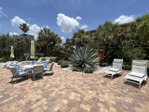 Outdoor dining - Oceanview Sunset Beach, Paddle Boards, Cooler, Chairs, Umbrella, Comfy Beds etc! (Treasure Island)