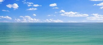 Oceanview Sunset Beach, Paddle Boards, Cooler, Chairs, Umbrella, Comfy Beds etc!