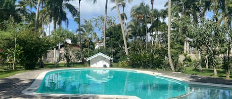 Una piscina al aire libre