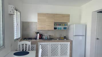 Fridge, stovetop, coffee/tea maker, electric kettle