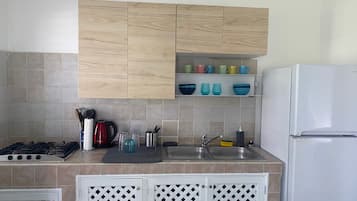 Fridge, stovetop, coffee/tea maker, electric kettle