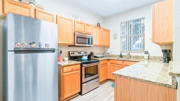 Frigorifero, microonde, forno, piano cottura