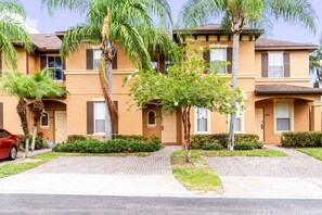 Exterior - Fall Special 95 dollar Special!! 2 Family + Baby Equipped Resort Home (Davenport)