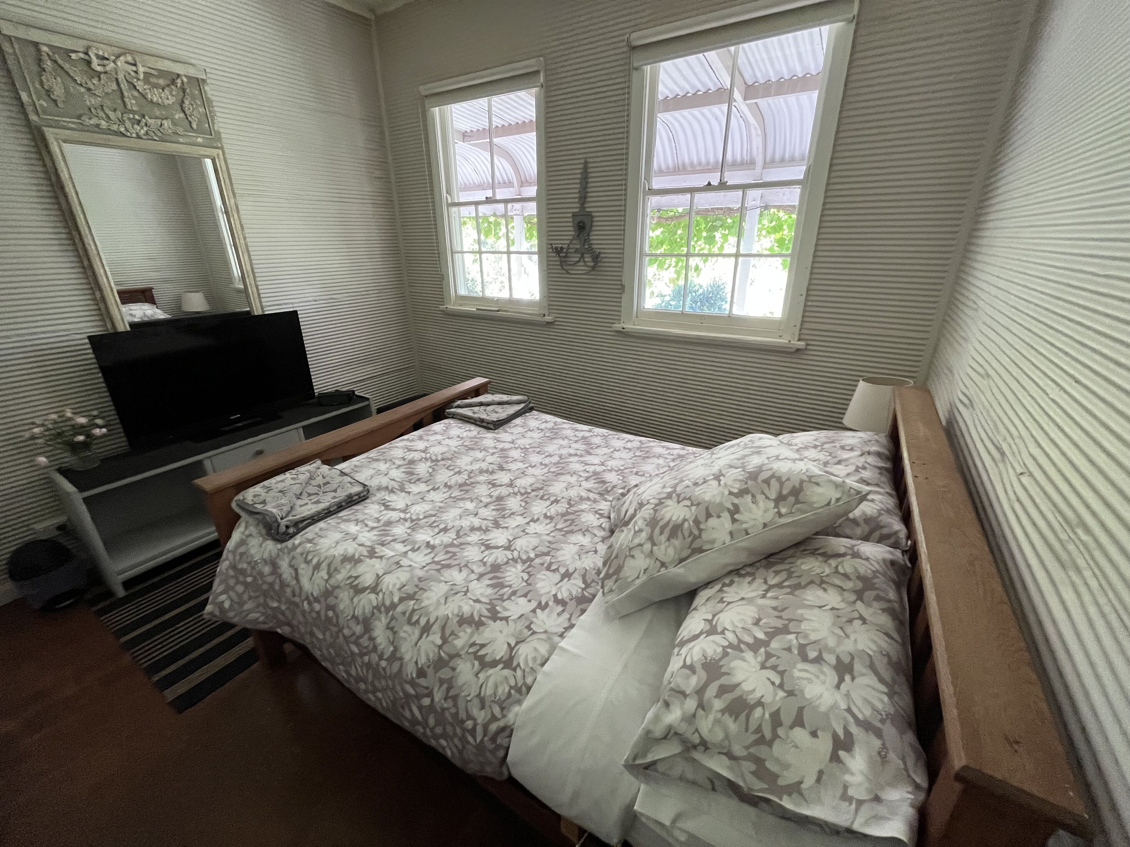 The Chaffcutters Cottage - pet friendly cottage in idyllic rural setting.