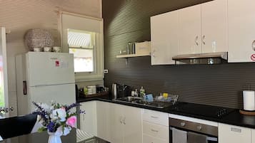 KĂŒhlschrank, Mikrowelle, Ofen, Herdplatte