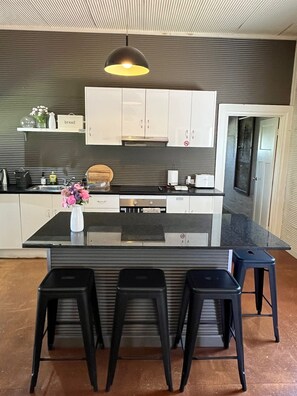 Frigorifero, microonde, forno, piano cottura