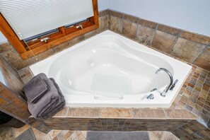 Haartrockner, Handtücher, Shampoo, Toilettenpapier