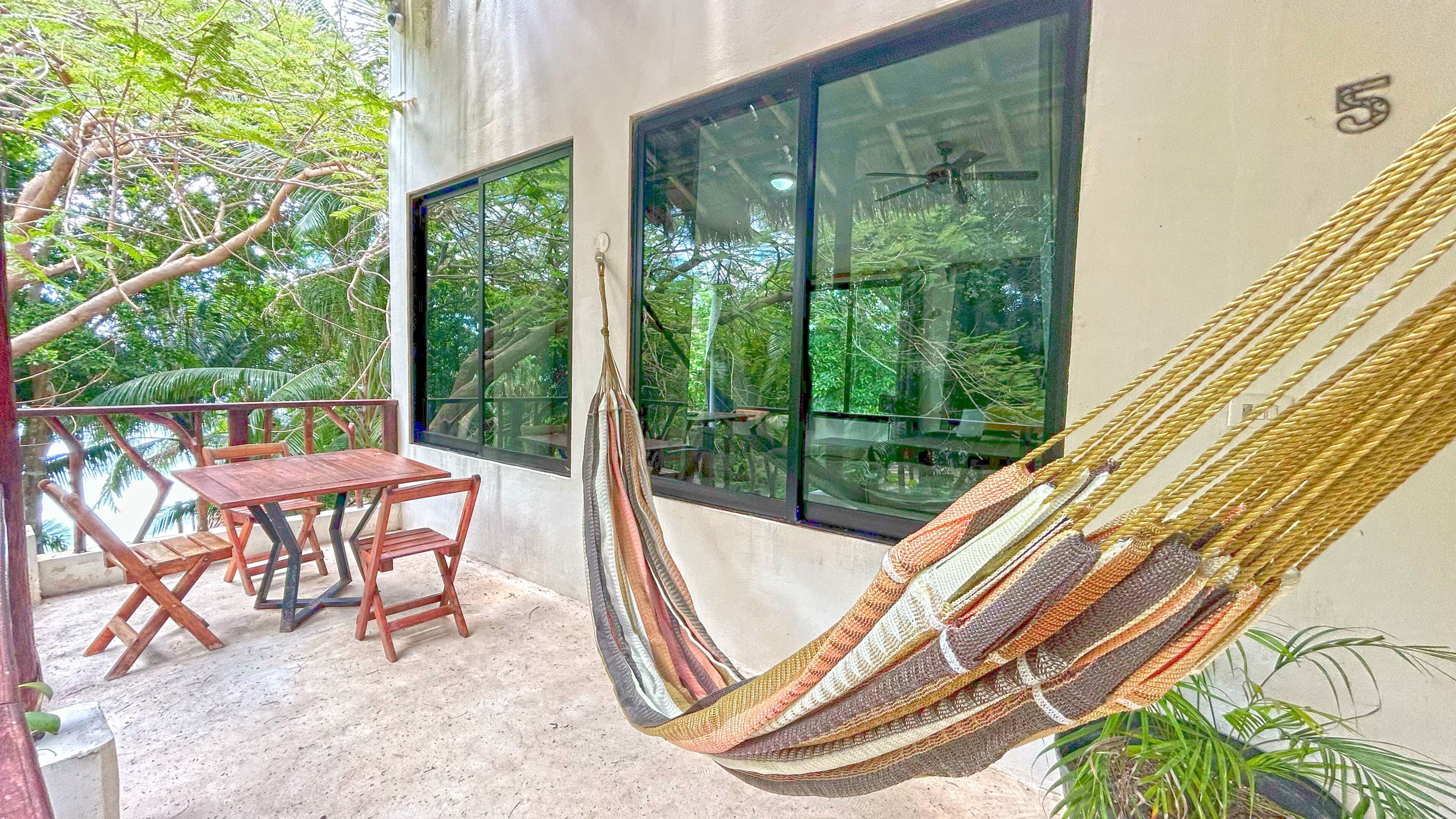 Suite monolocale panoramica | Copriletto in piuma, minibar, Wi-Fi gratuito, lenzuola