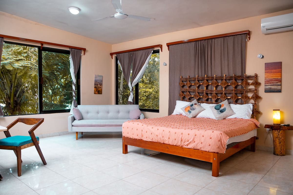Minibar, free WiFi, bed sheets