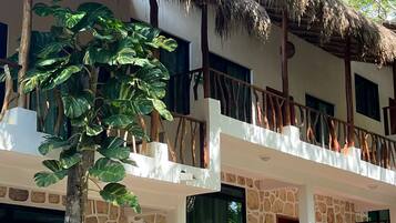 Vista frontal de la propiedad