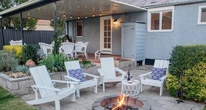 Heritage Cottage with Hot Tub in Wine Country