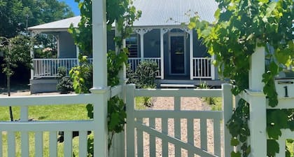 Heritage Cottage with Hot Tub in Wine Country